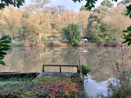 terrain de loisirs arboré avec ponton d'accès à la riviére