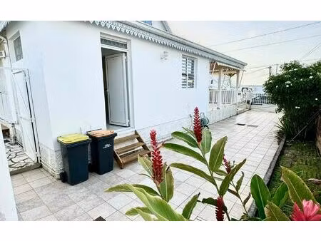 location maison  157 m² t-3 à baie-mahault  2 000 €