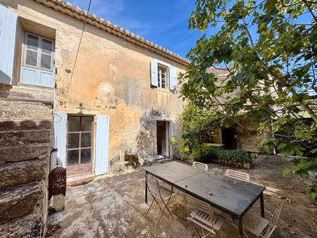 maison en pierres dans un hameau à ménerbes