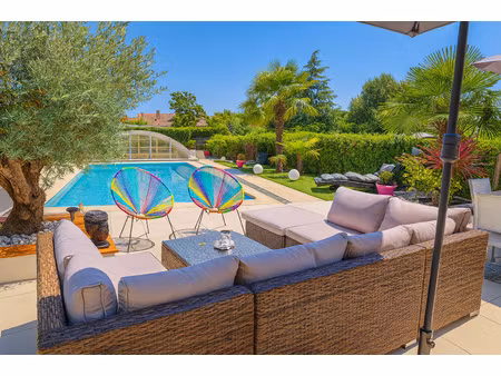 maison avec piscine et vue sur l'étange
