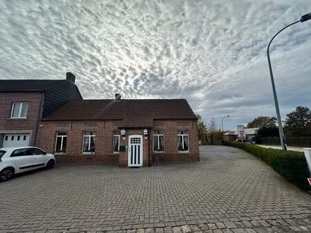 veelzijdig horecapand met terras en privéparking