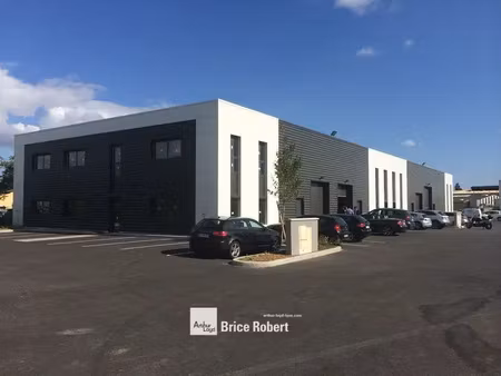 a louer - local d'activités au sein d'un parc sécurisé comprenant des parkings privatifs -