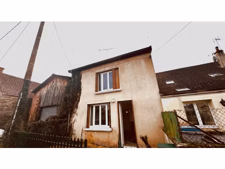maison de campagne à louer dans le secteur de vault de lugny avec jardin pour un loyer de 