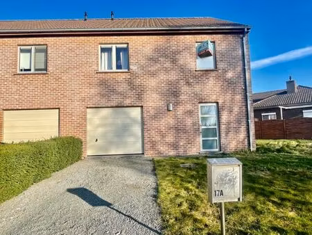 recente halfopen bebouwing met drie slaapkamers en garage te huur