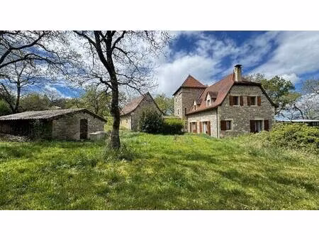 ensemble en pierre avec grange à proximité de limogne-en-quercy