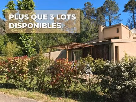 ensemble de gîtes au sein d'un complexe touristique