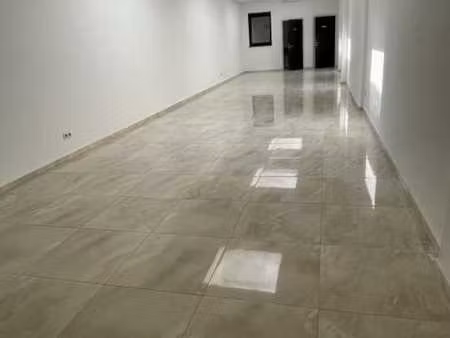 rez de chaussee commercial 135 m² - centre de la louviere