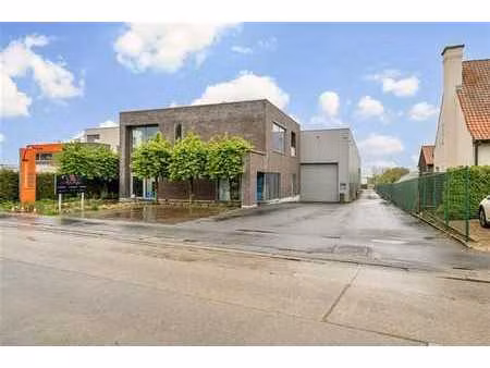 entrepôt très bien situé de 300 m2