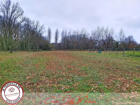 terrain constructible avec bâti existant d' environ 40m².