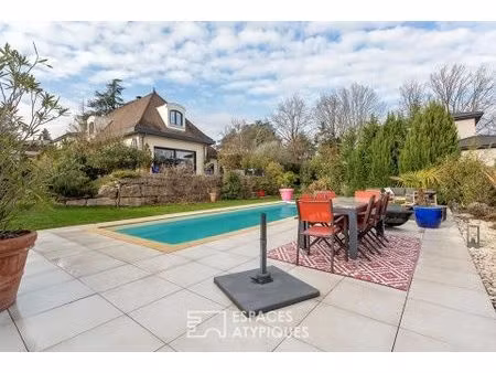 maison de charme raffinée avec jardin bucolique et piscine