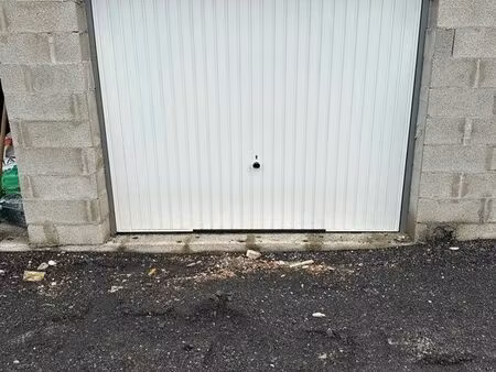 garge à louer 18 m2 hauteur 3 m sur terrain privé avec portail électrique