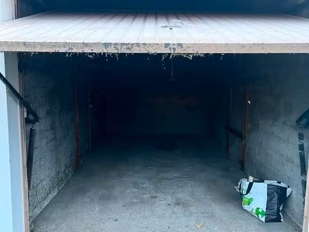 loue box / garage sur bron