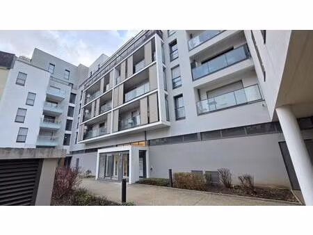 très bel appartement en centre ville  avec 2 places de parking et terrasse  dans la réside