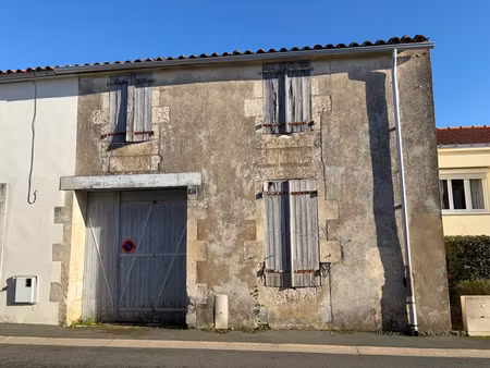 lucon (85) quartier hyper recherche marche couvert batisse en pierres a renover avec terra