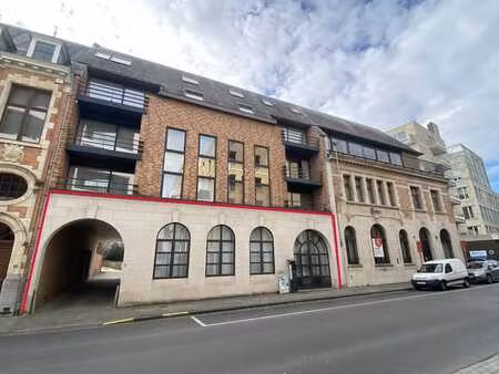 bâtiment commercial avec rangement/sous-sol dans le centre d