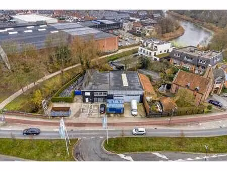 bâtiment commercial d'environ 400 m² avec parking