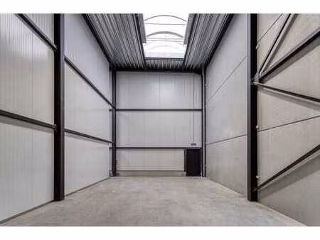entrepôt récemment construit d'environ 72 m² avec bureau à w