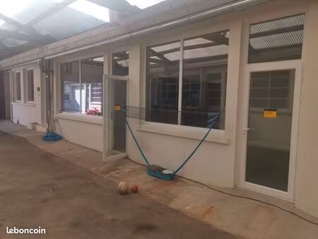 dépôt stockage 100 mètres carrés