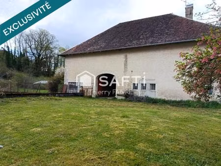 maison ancienne en pierre avec grandes dépendances
