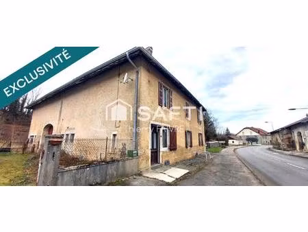 maison ancienne en pierre avec grandes dépendances