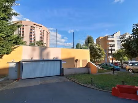 place de parking couverte et sécurisée cergy