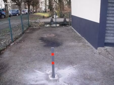 la tour du pin parking stationnement non couvert