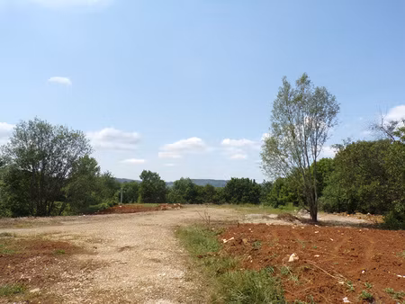 a vendre à meyriat terrain de 4418 m dont 1854 m2 constructi