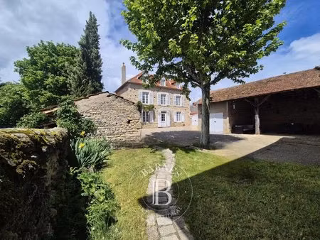 proche riom - maison de caractère avec dépendances