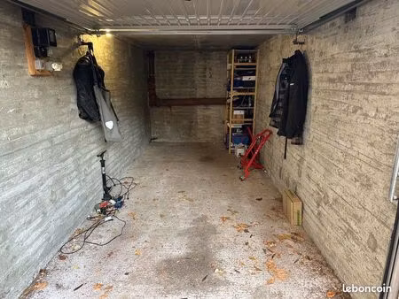 emplacement moto dans un box