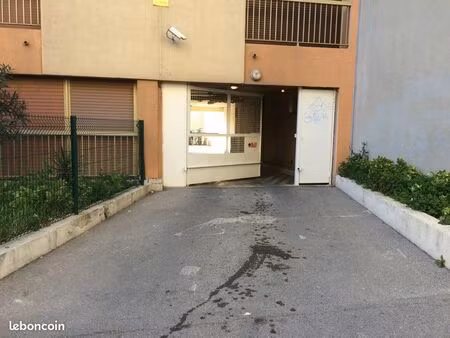 places de parking à la timone