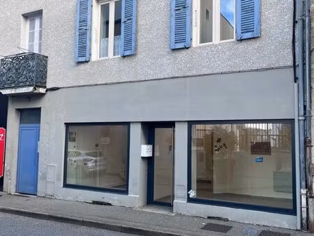 local commercial belle visibilité 7m linéaire de vitrine en hyper centre