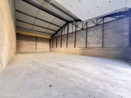 local 194 m² froges