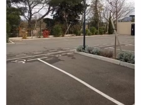 place de parking extérieure