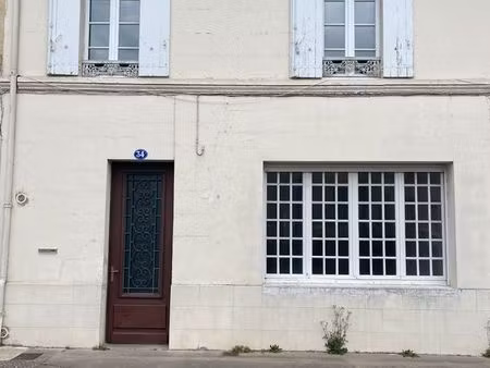 10 kms de st emilion  40 mn de bordeaux (ter)  maison de bourg avec jardin