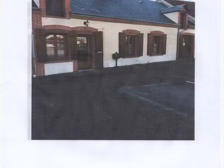 agréable maison de bourg  avec cour  annexes et jardin