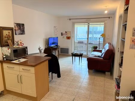 appartement t2 40 m² avec terrasse fermée – hyper centre de roquefort-la-bédoule