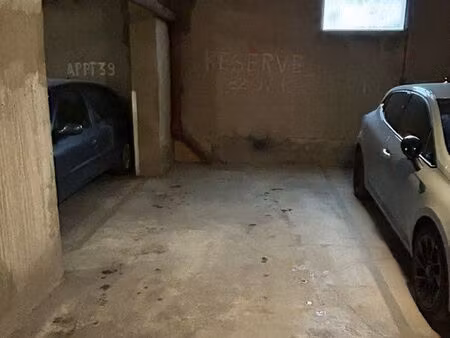 place parking couverte sécurisée