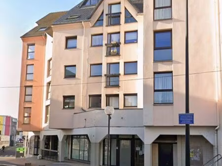 local centre-ville avec très grande terrasse couverte