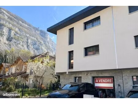 à vendre : magnifique maison mitoyenne de 160 m² à étrembières  collée à la frontière suis