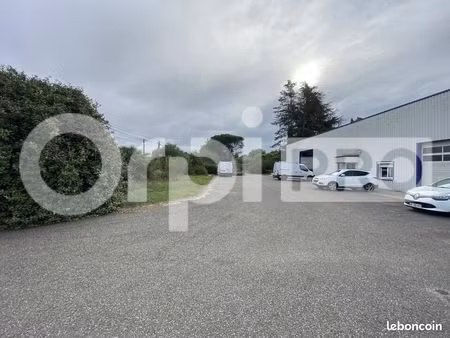 local d'activité 900 m²