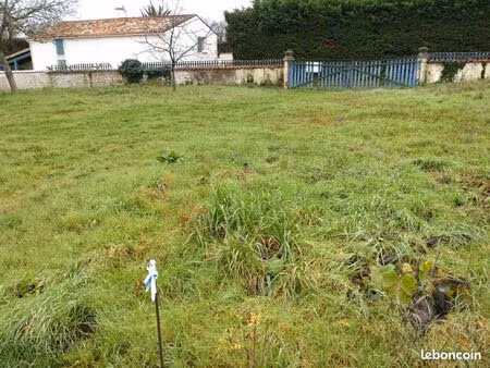 terrain 743 m2 proche ferrières