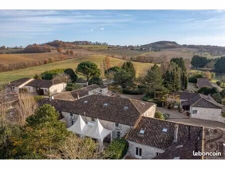 maison 40 pièces 1600 m²