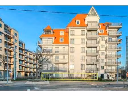 magasin commercial de standing à un emplacement de premier