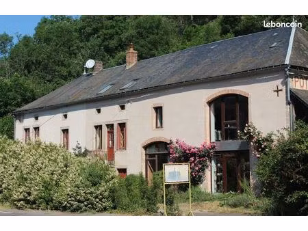 ensemble maison atelier showroom dans le morvan