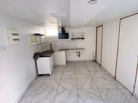 studio rénové à louer – cuisine ouverte – proche commodités