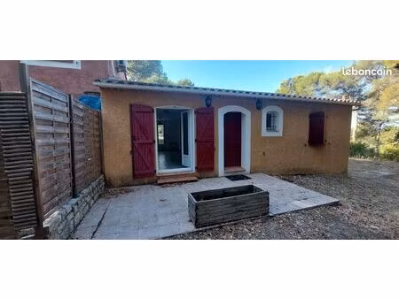 a louer à l'année maison draguignan 90 m2 grand jardin clôturé