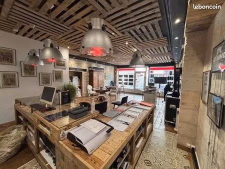 local commercial bien placé de 200 m2