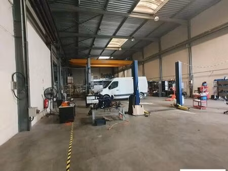 local d'activité 1 079 m²