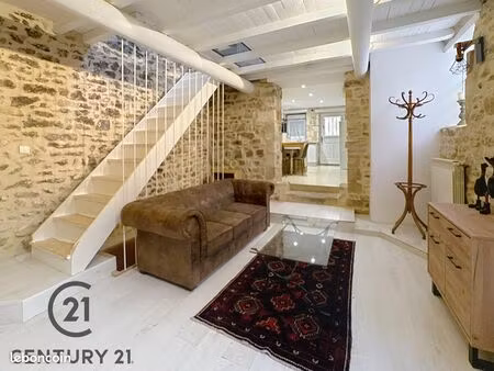 charmante maison de ville en parfait état de 83m2 de 4 pièces avec terrasse et garage