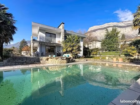 maison 9 pièces 233 m²